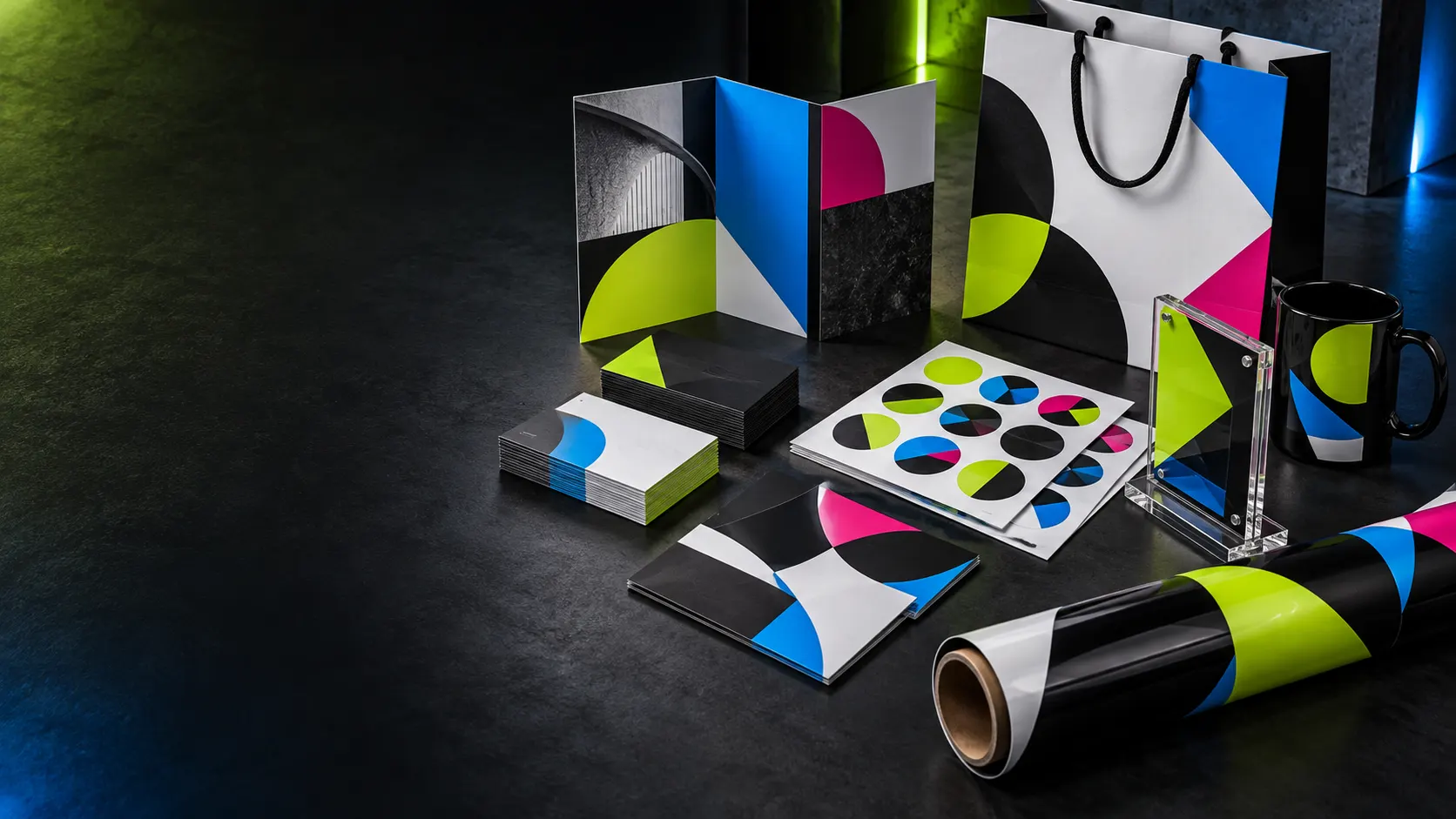 Materiais impressos, adesivos, brindes e comunicação visual produzidos pela Seven